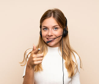 lány call center.jpeg