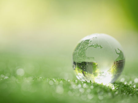 Une bulle d'eau sur un tapis d'herbe