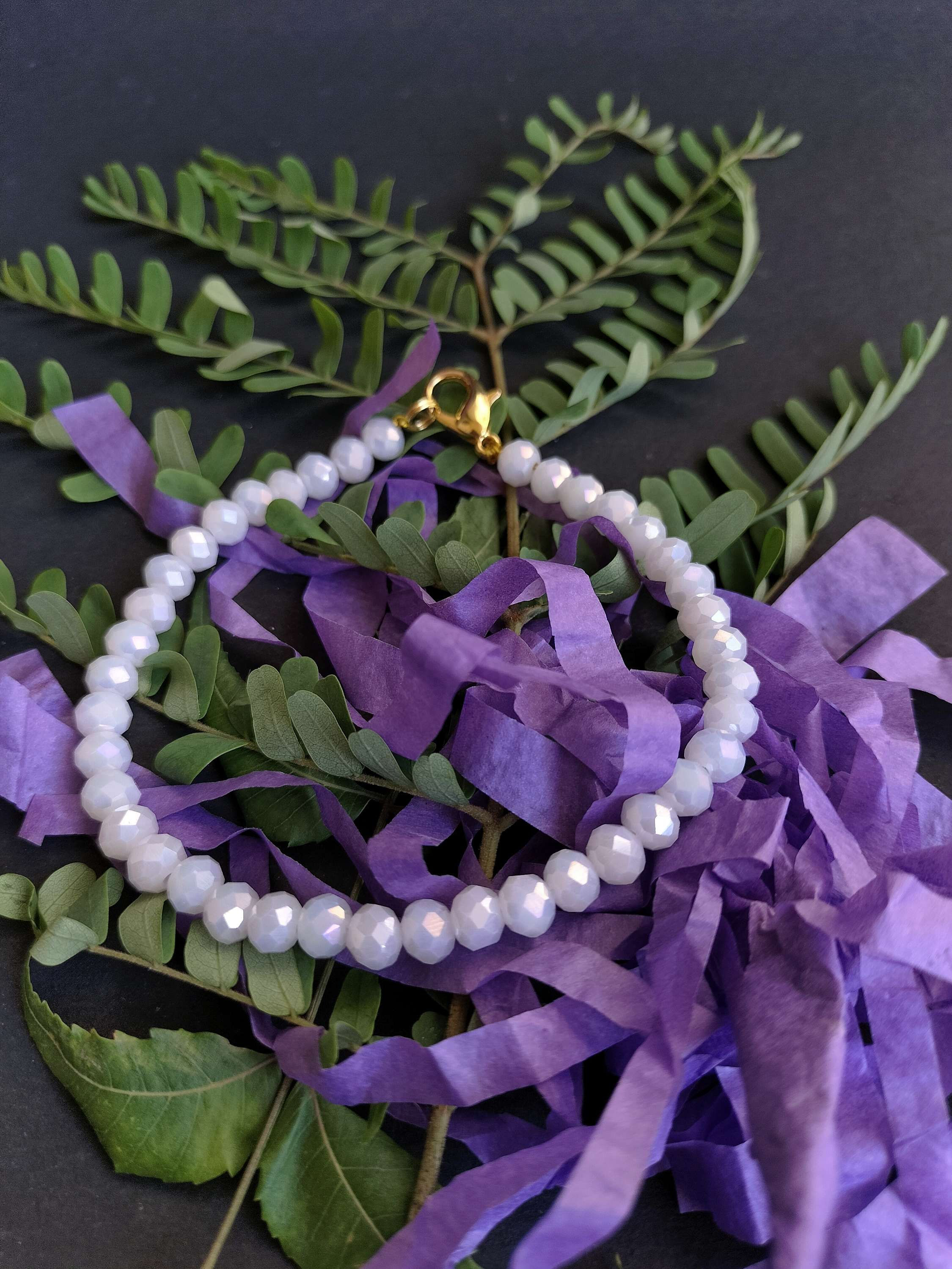 Crystal beads bracelet.