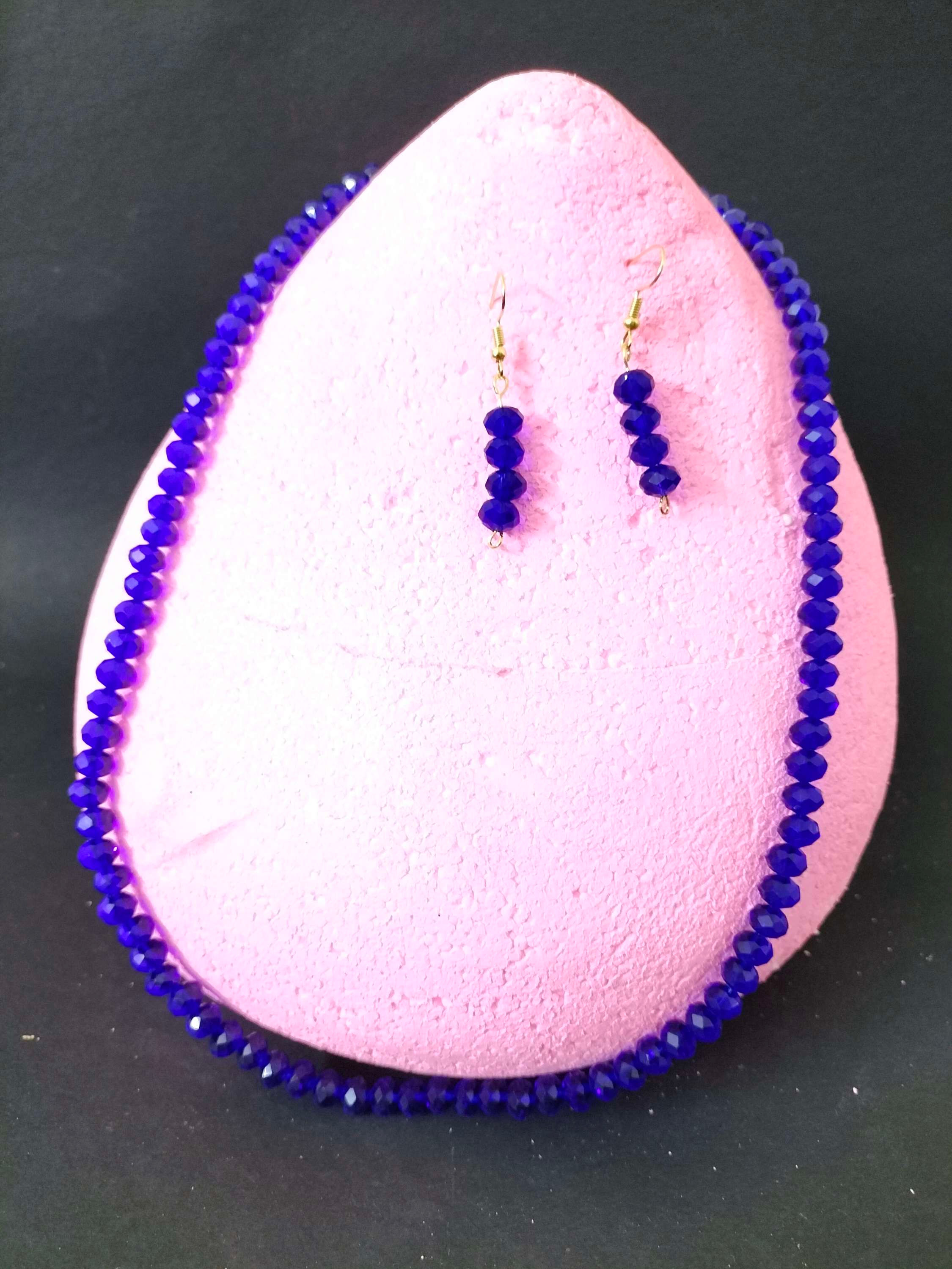 Crystal beads necklace set.
