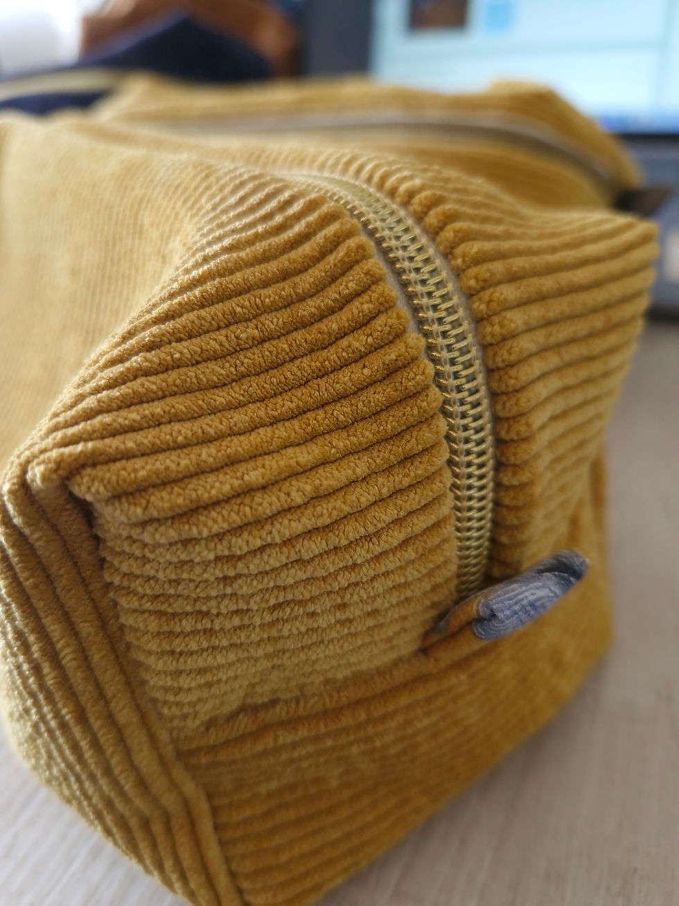 Miniature : Trousse de toilette velours moutarde intérieur fleurs