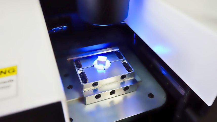 HREM Micro SBF imaging microtome capturing a section