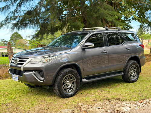 TOYOTA FORTUNER 2017