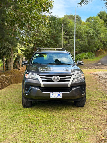 TOYOTA FORTUNER 2017