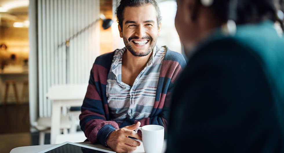 Ein Gespräch zwischen zwei Männern, die einen Kaffee trinken