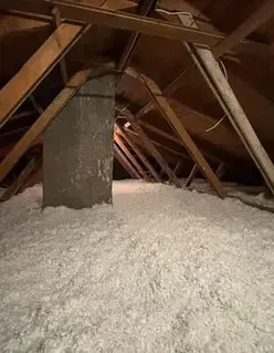 Loft ferdig isolert med blåseisolasjon