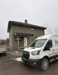 MK Blåseisolering AS bil utenfor ferdigstilt bolig