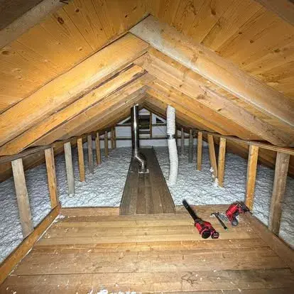 Loft med ferdig blåseisolasjon og ventilasjonsløsning