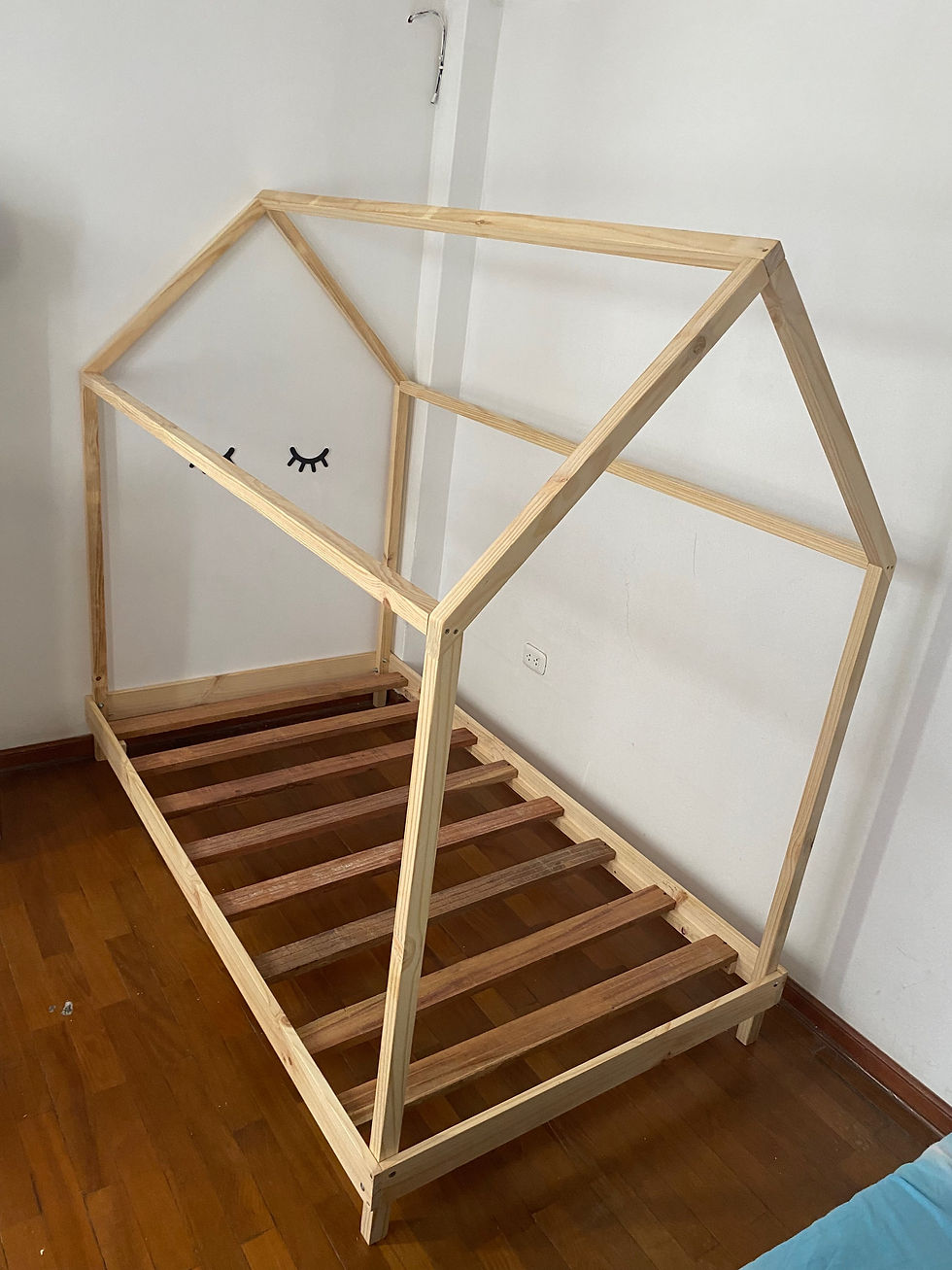 Miniatura: Cama modelo cariño con patas y 175cm de alto