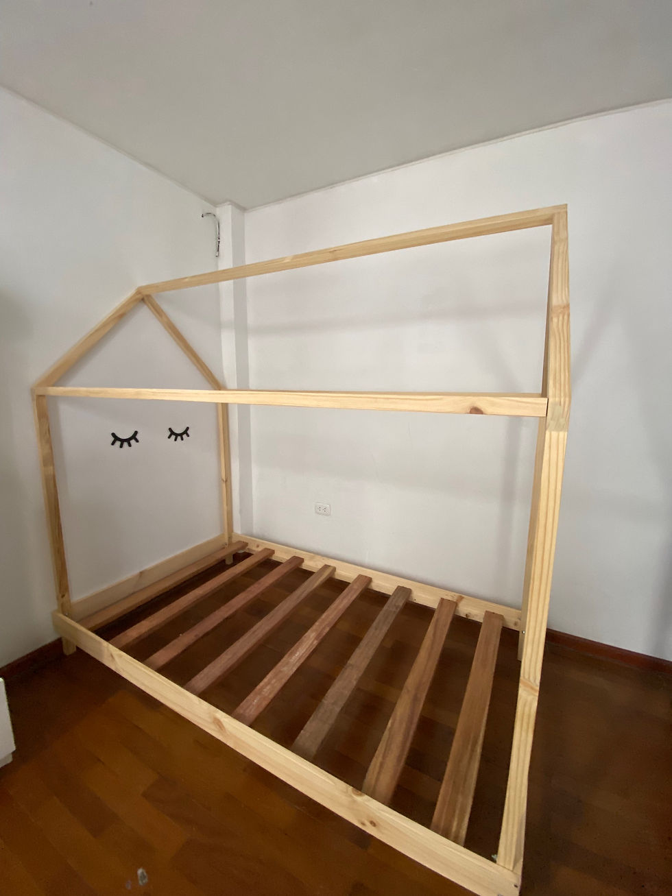 Miniatura: Cama modelo cariño con patas y 175cm de alto