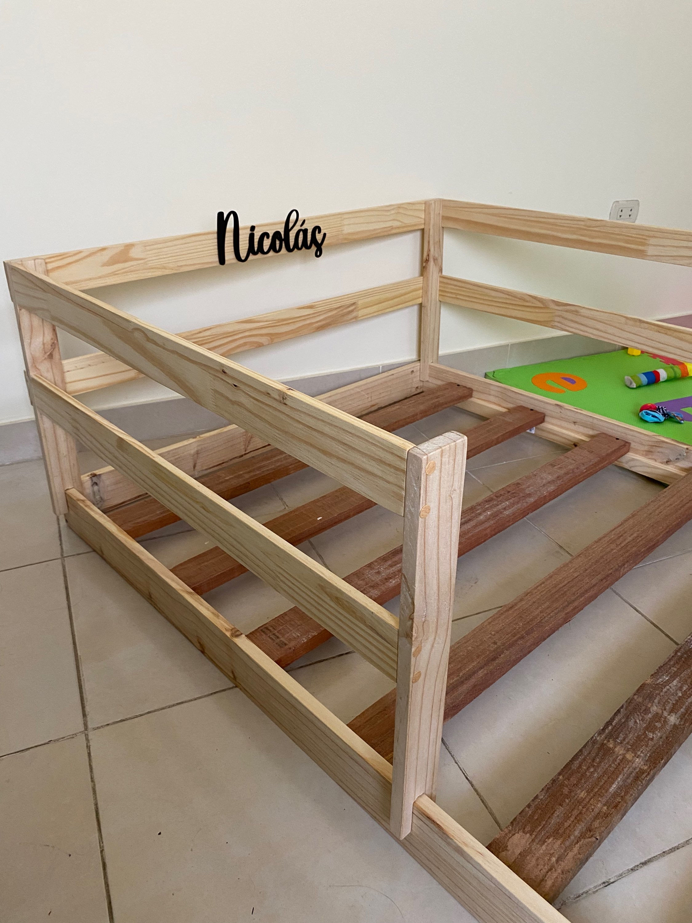Cama personalizada con barandas removibles