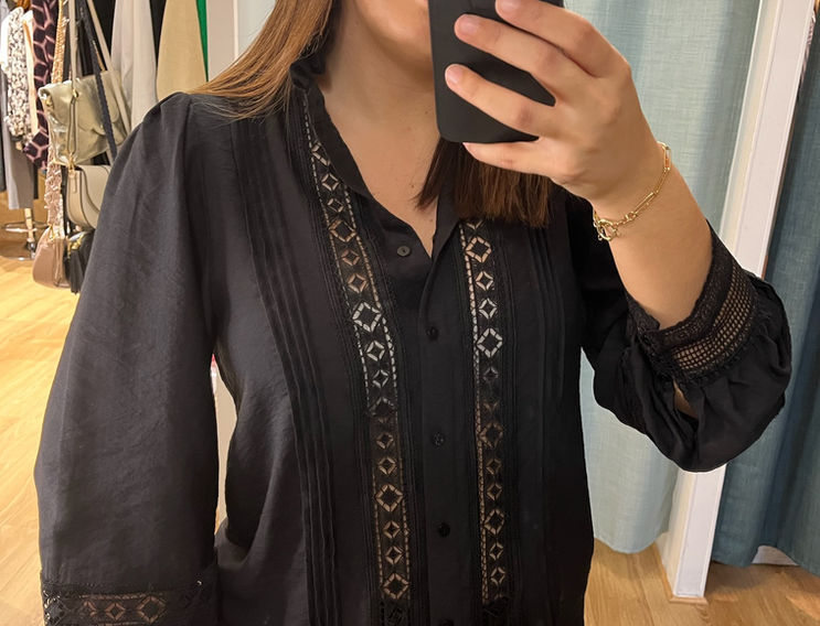 porter une chemise noire dentelle pour être sexy