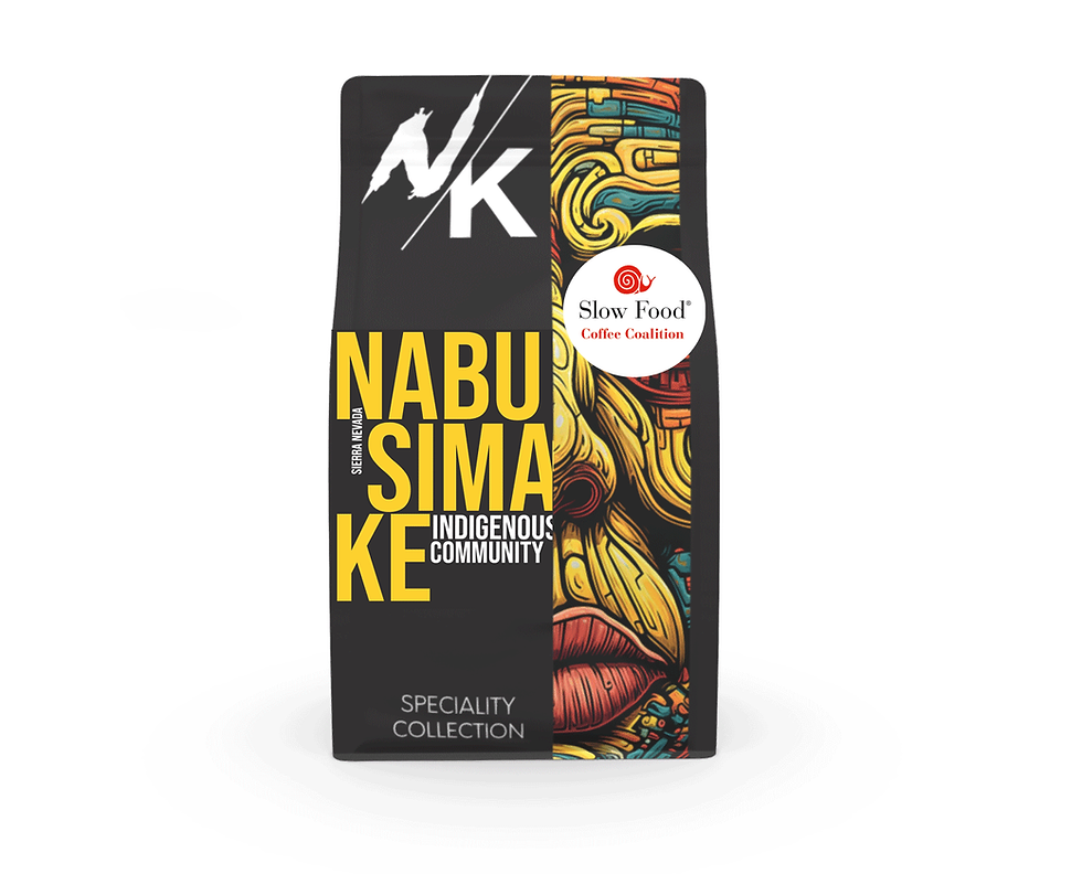 Nabusimake Specialty Coffee Verpackung in Schwarz mit gelber Typografie und illustrativem Porträt im farbigen Art-Design