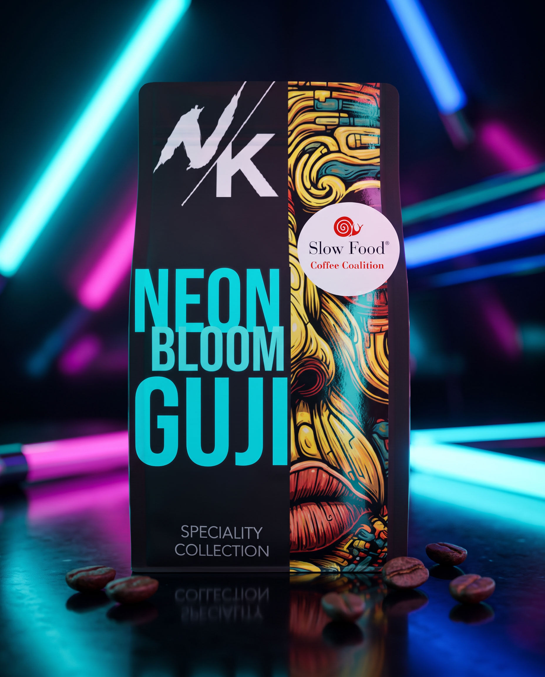 Nappi Kaffi Neon Bloom Guji – Kaffeeverpackung mit cyan Schrift vor leuchtenden Neonröhren, Speciality Collection