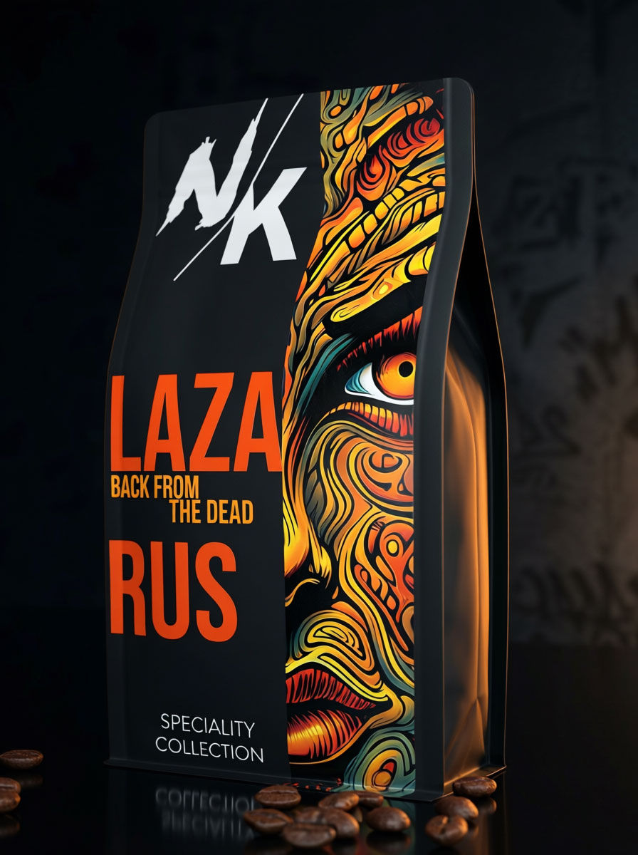 Nappi Kaffi LAZARUS Speciality Collection – Kaffeeverpackung mit illustriertem Gesicht und orangem Auge in dunkler Studiobele