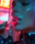 Frau mit glänzendem Lippengloss in Neonlicht
