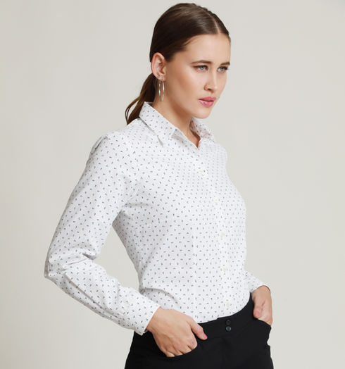 Un atuendo ejecutivo que te hace sentir segura y lista para enfrentar cualquier desafío.
