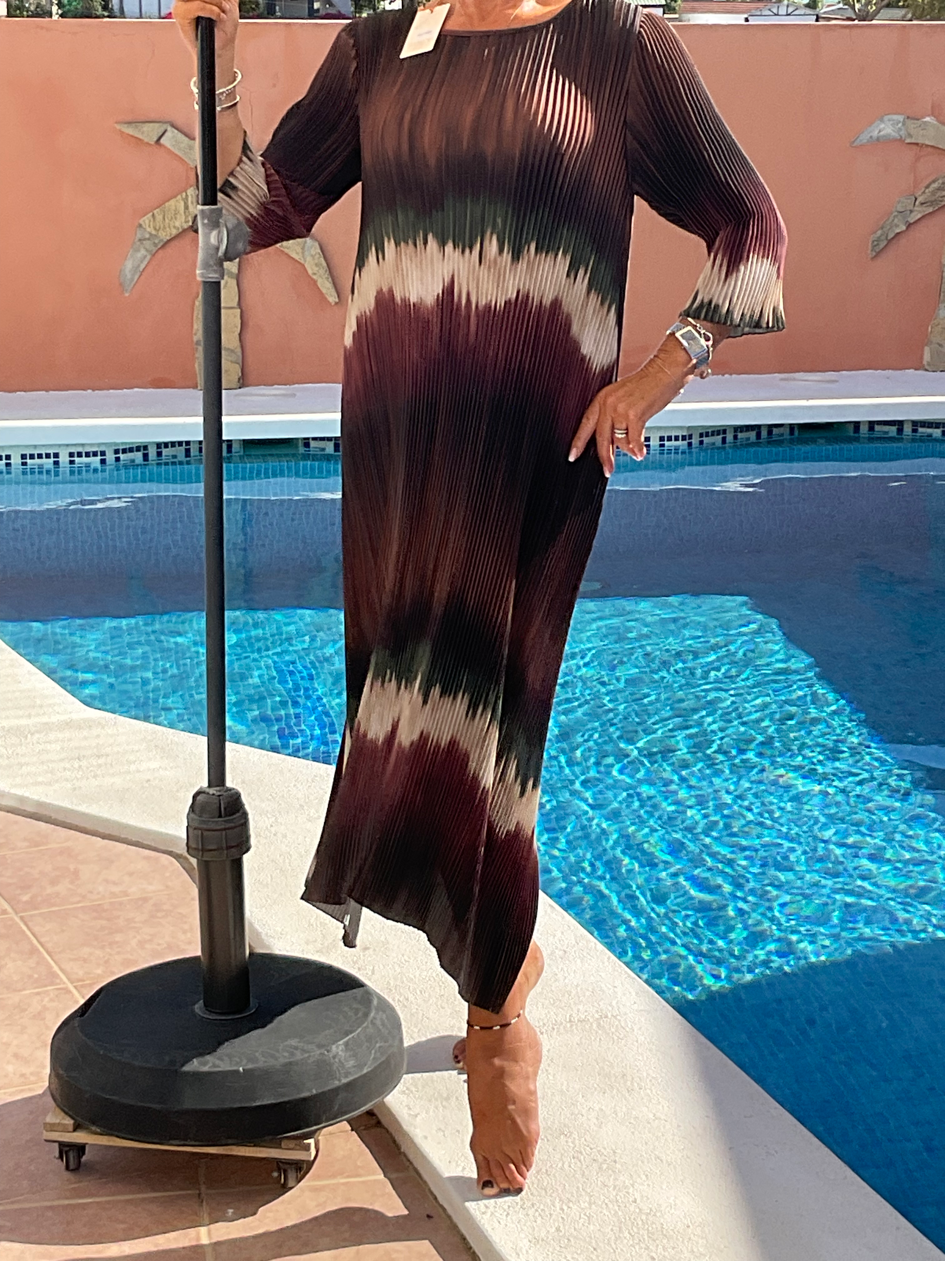 670   Gorgeous stretchy dress with small pleats size 12/18