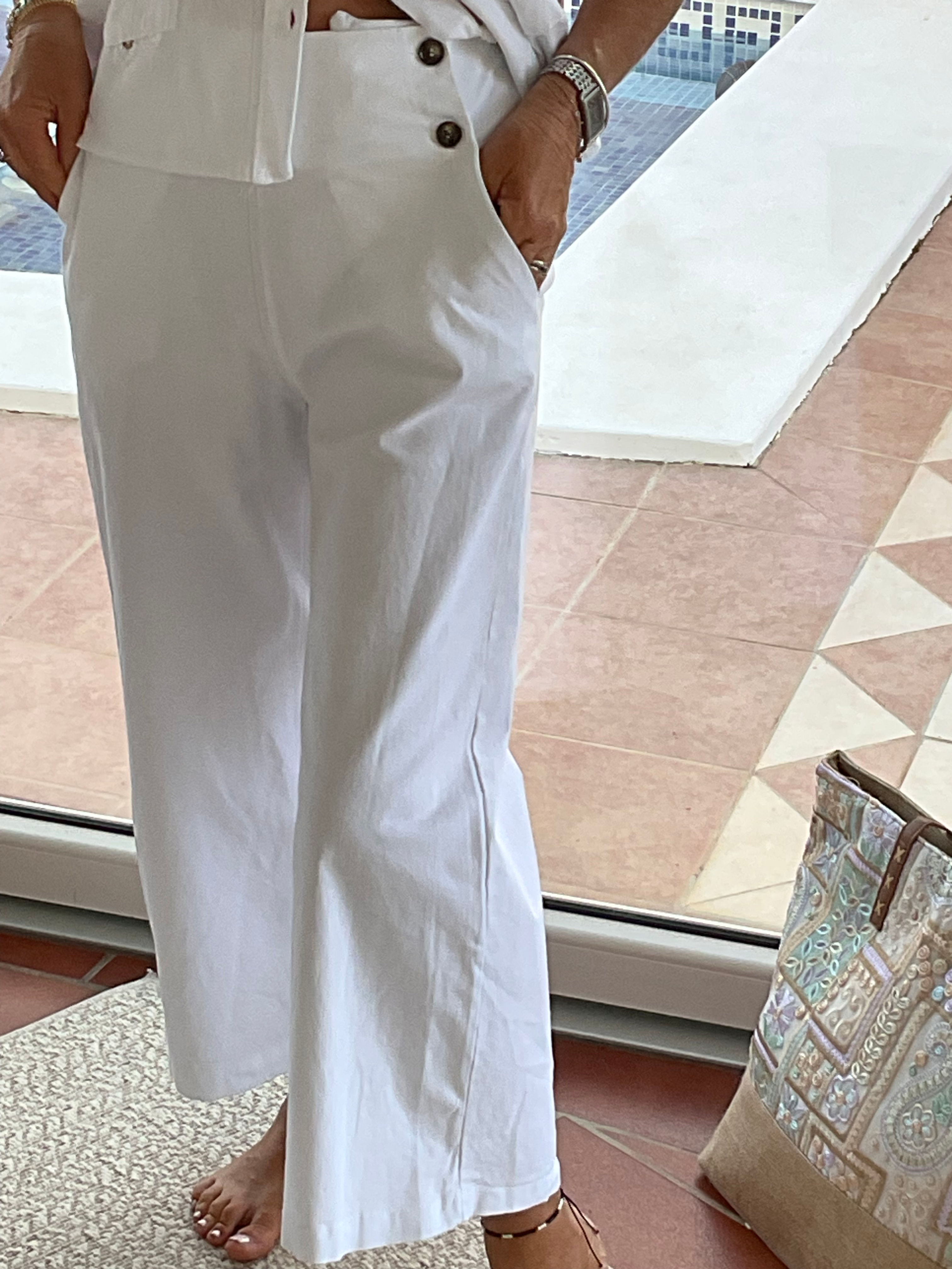 999. Lovely white 3/4 pants with pockets, buttons & elastic back size 12/16