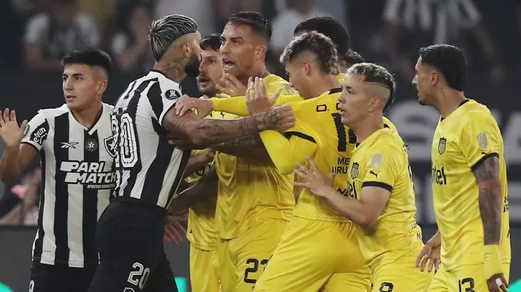 Jogadores de Botafogo e Peñarol se desentendem durante jogo pela Libertadores Imagem: Wagner Meier/Getty Images