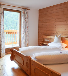 ©berghof-thöni-zimmer-frühling2023 (3).jpg