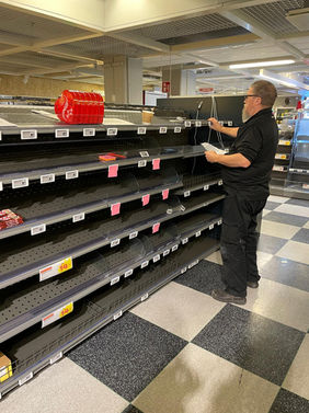 Plockar varoro i butik