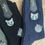 サムネイル： nyaigs「紳士の猫刺繍靴下」