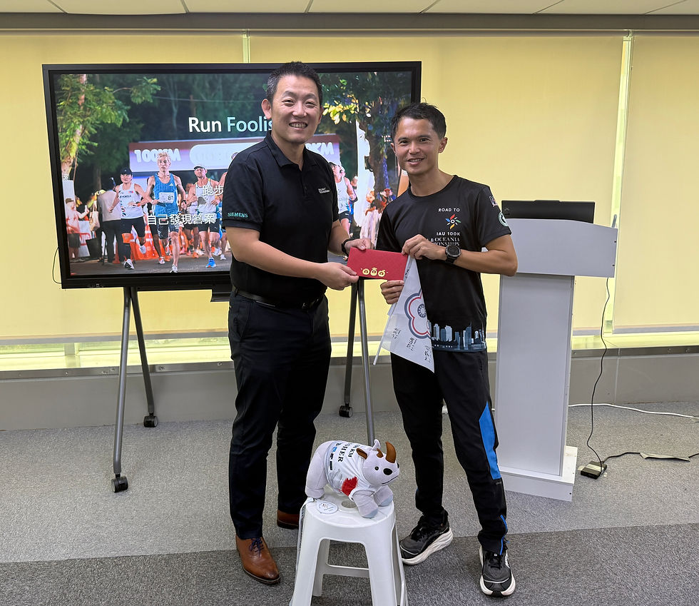 恩萊特科技總經理蘇正宇（左）與超級馬拉松國手朱宏仁合影。恩萊特科技透過實際行動支持優秀運動員，並邀請朱宏仁教練親臨公司，分享亞錦賽的心路歷程與堅毅奮鬥的運動家精神 。 恩萊特科技／提供
