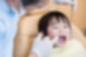 歯科治療をうける子供