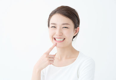歯を指さす女性