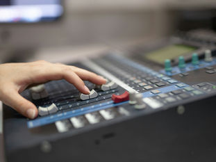 mesa de sonido que combina y mezcla diferentes fuentes de audio.
