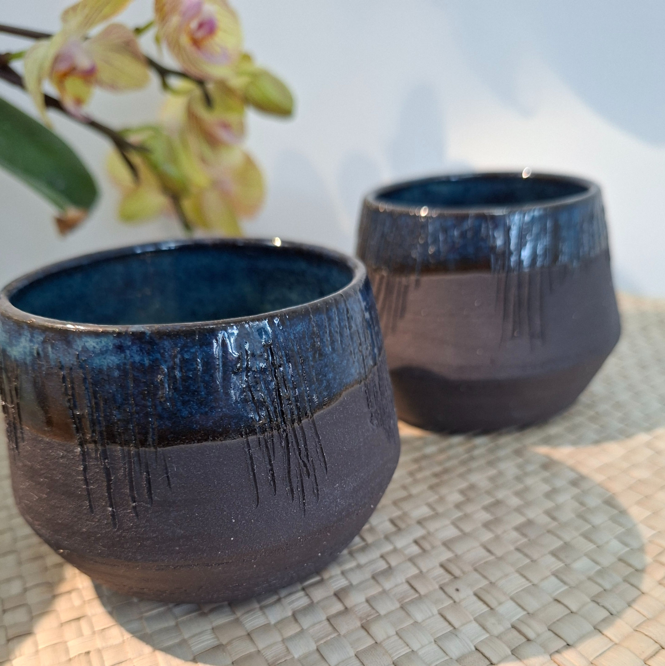 tasses en terre noire
