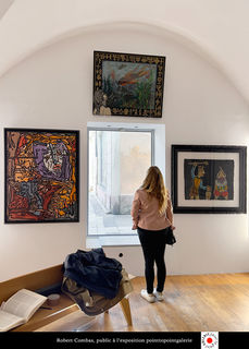 Visiteuse concentrée à l’exposition de Robert Combas, pointttopoint galerie, automne 2025.