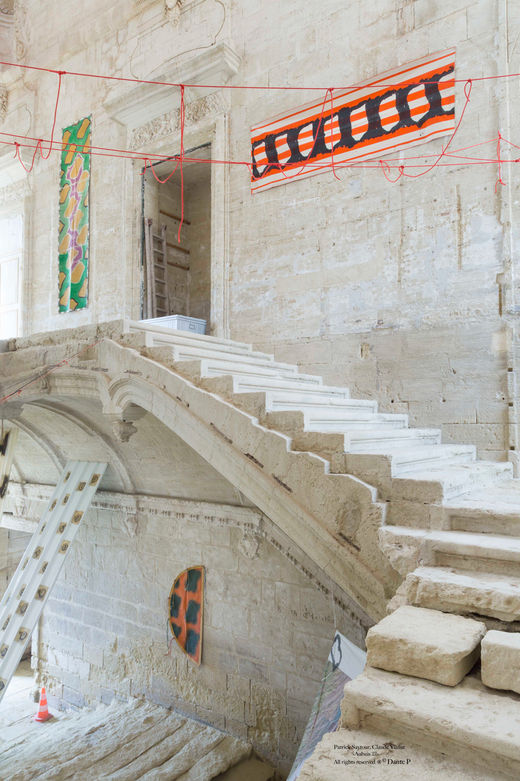 Viallat/Saytour, artistes peintres. Photo de l'exposition dans l'escalier du Château. Aubais 22. Référence : Dp_1307 PointtoPoint Galerie.