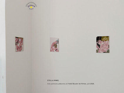 UNE, 2, 3, 4, 5, 6 sont trois peintures de Stella Rinke présentes aux murs de l'hôtel Boudon de Nimes, juin 2026