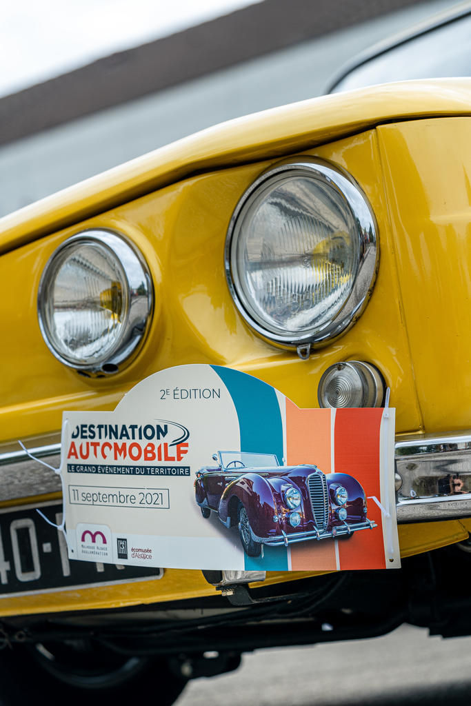 DESTINATION AUTOMOBILE. événementiel. Direction artistique, graphisme.
Campagne d'affichage, plans, badges, cartes checkpoint, plaque d'immatriculation personnalisées…