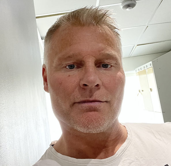 En fornøyd John som nå er Fagarbeider I Industrimaler faget.