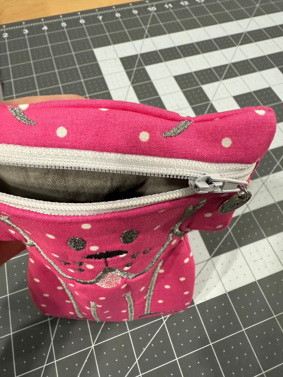 Thumbnail: Puppy Character Zipper Pouch Hot Pink