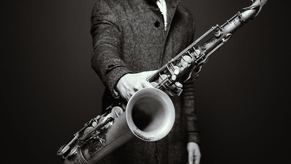 Homem segurando um saxofone