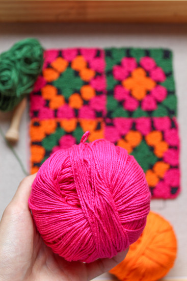 fio de amigurumi círculo na cor rosa e tapeçaria com risco de crochê feito á mão com agulha de punch needle