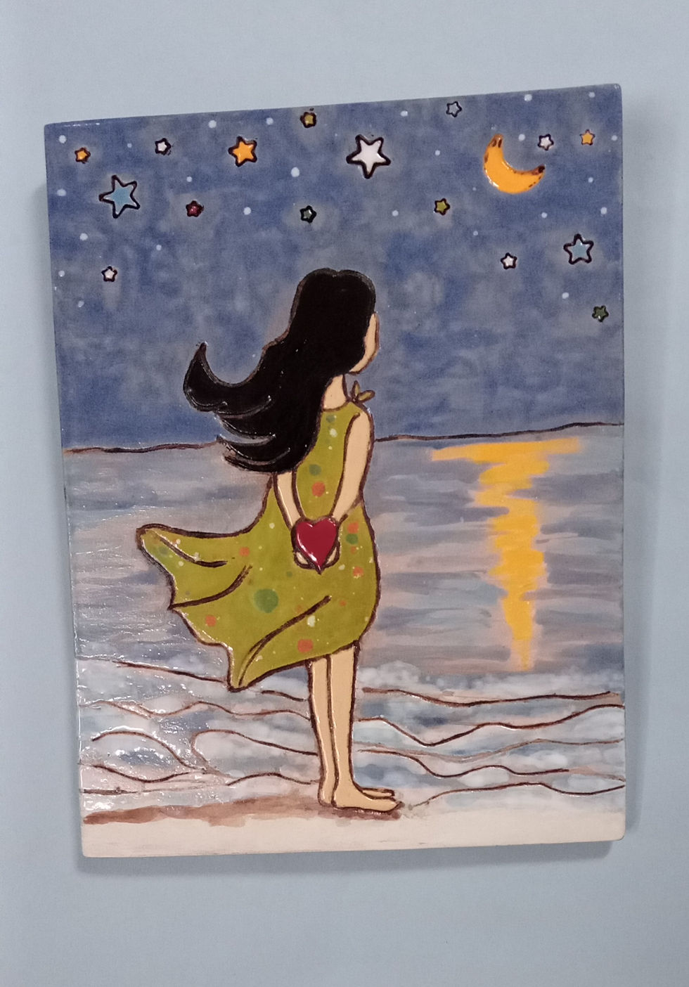 quadro em cerâmica Menina e o Mar, presentes, quadros para decoração, cerâmica artesanal, Ateliê Fase NOva, mar, quadros