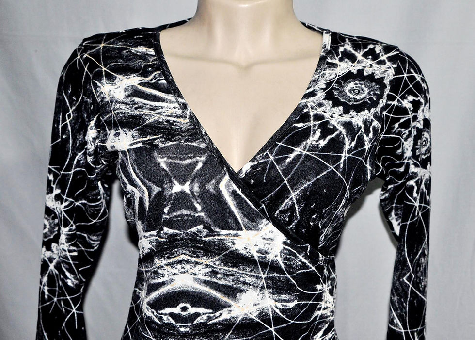 Blusa preto e branco de transpassar em poliamida P