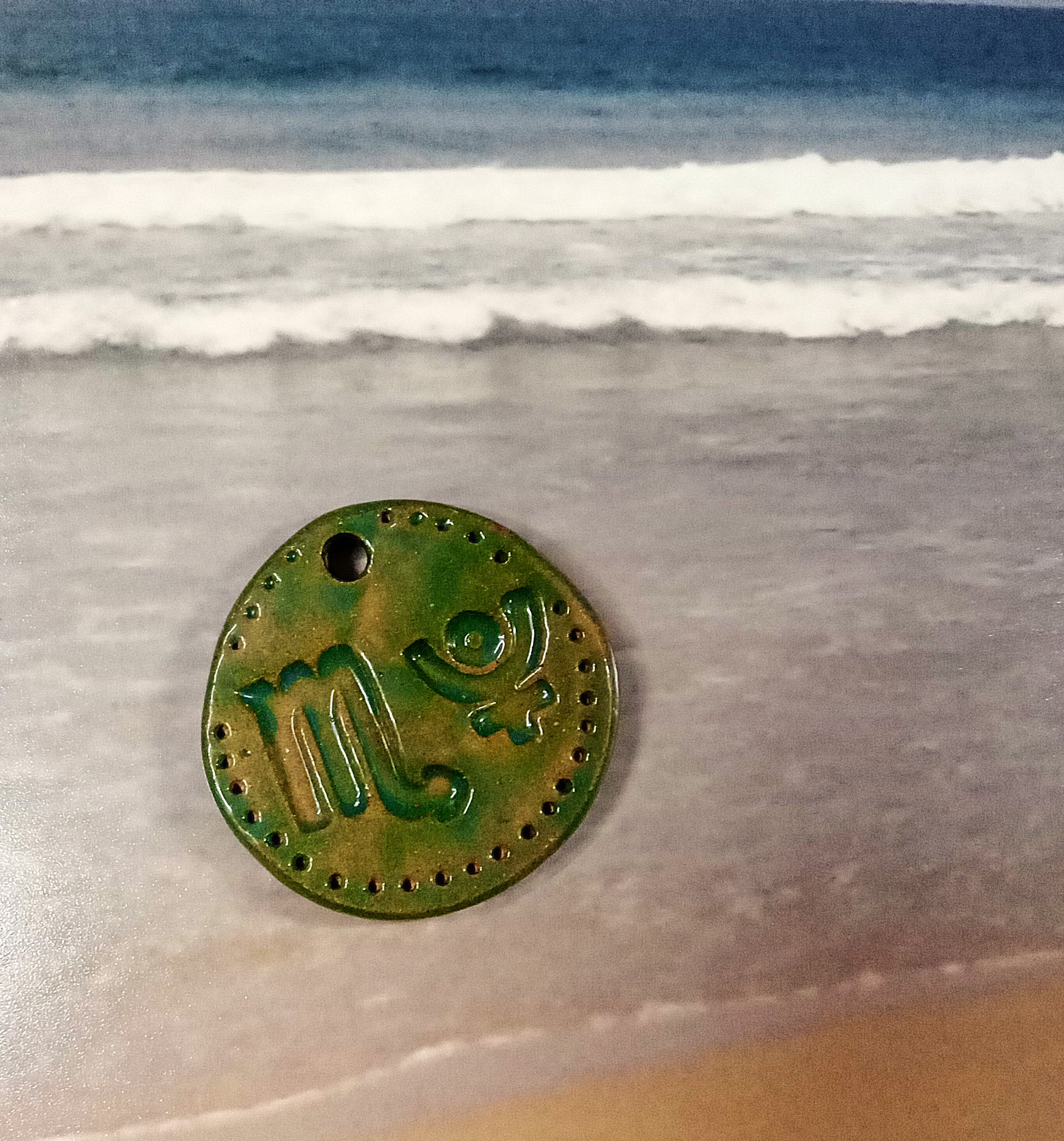 Pingente signo de escorpião com planeta regente Plutão, Ateliê Fase NOva, signo escorpião, pingente de signo, presentes