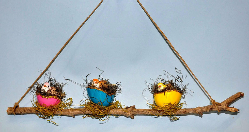 Miniatura: Sueli Finoto com peça decorativa feita a mão em galho e ovos