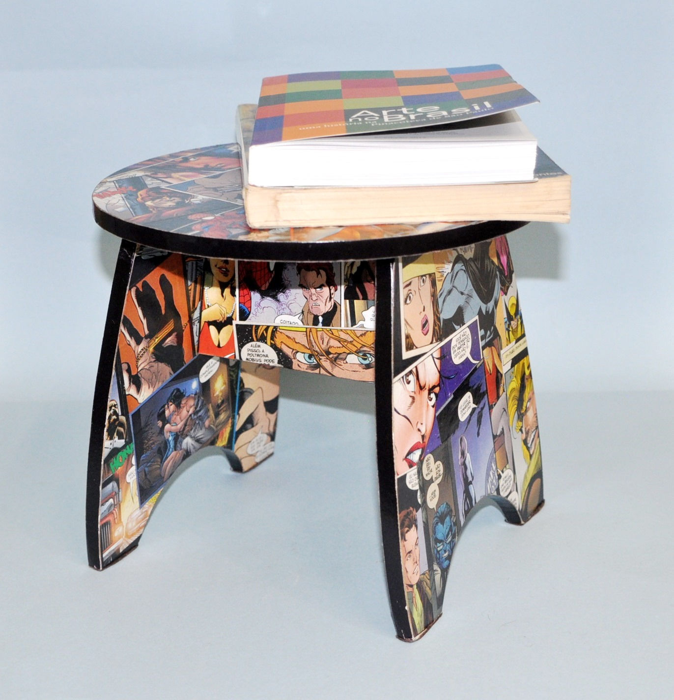 Banquinho ou aparador em madeira trabalhado com imagens de gibi