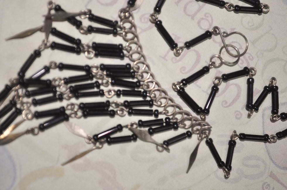 Colar Luz Negra, colar de canutilhos pretos, bijuterias para o dia a dia, atelie fase nova, presentes online, bijus, colares,