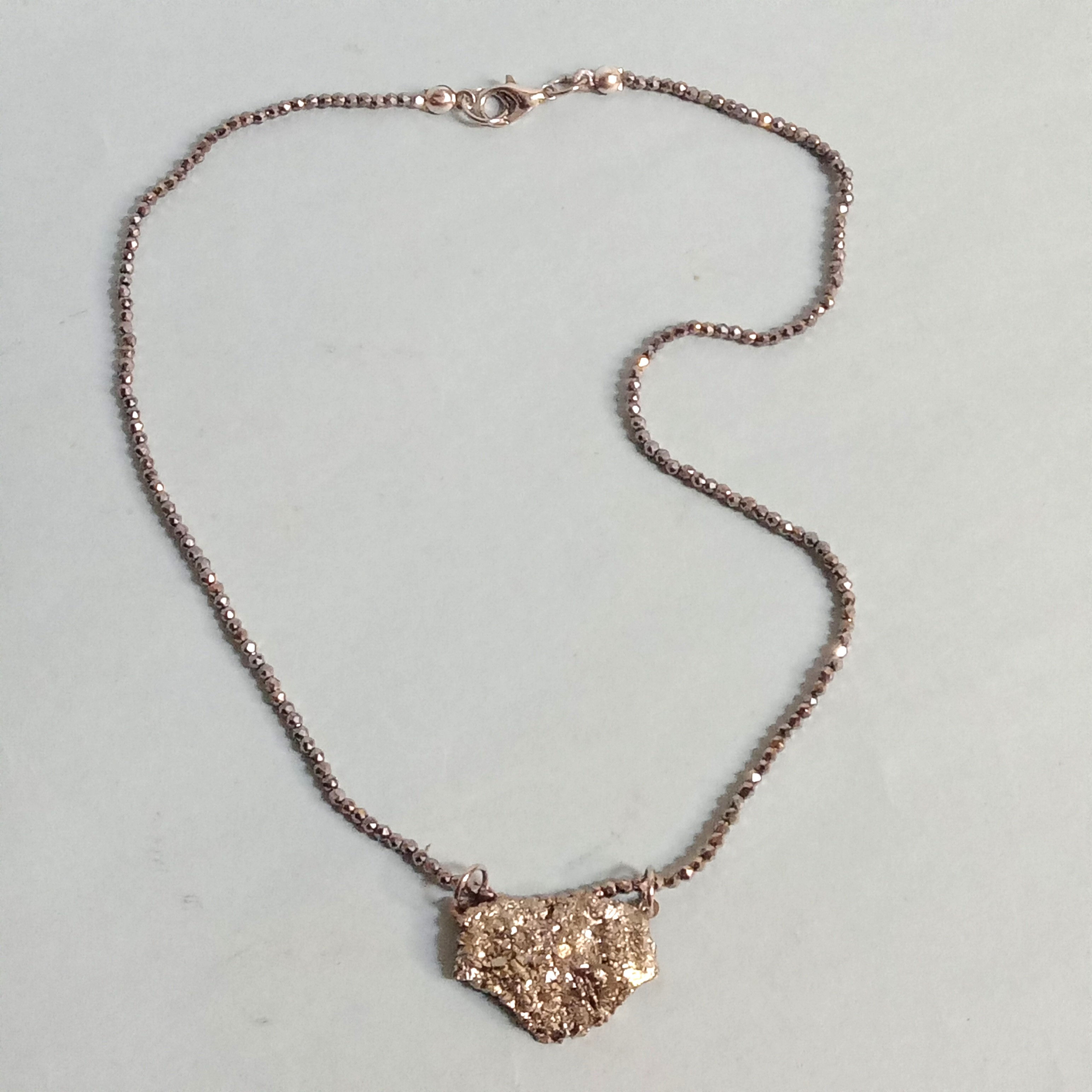 colar em fio de cristal 1mm com pedra pirita, Ateliê Fase NOva, atelie fase nova, bijus com pirita, pedra pirita, presentes