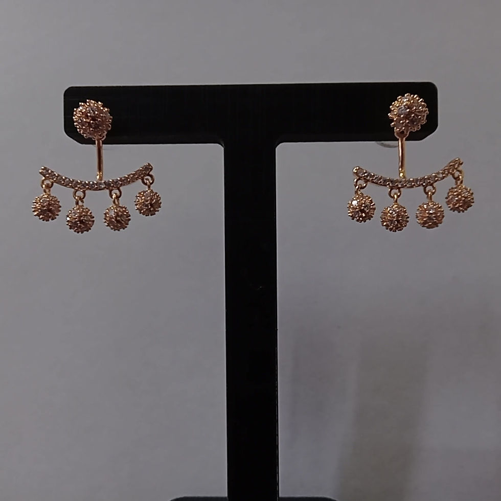 Miniatura: Brinco dourado festa dimensiona, brinco com bolinhas coberta por strass brancos, ateliê fase nova presentes online, biju fina