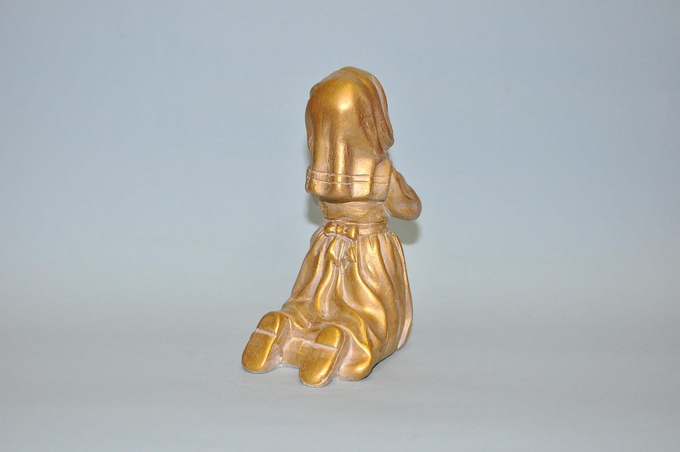 Peça em gesso com pintura ouro americano Menina orando
