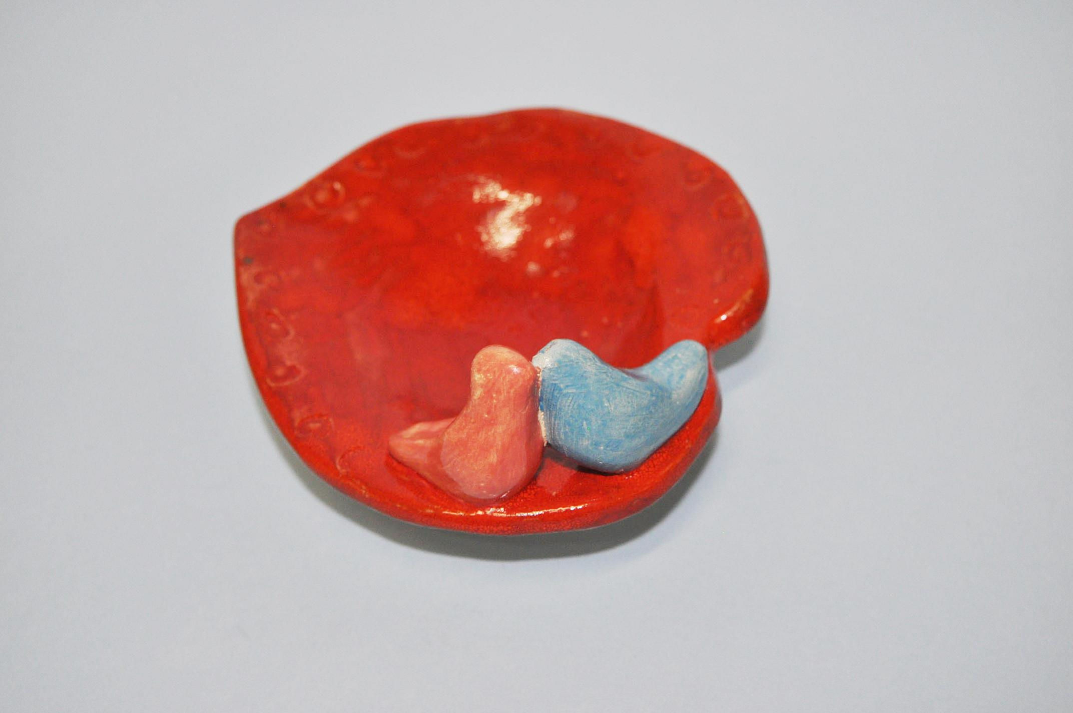 Porta alianças em cerâmica formato coração com pássaros